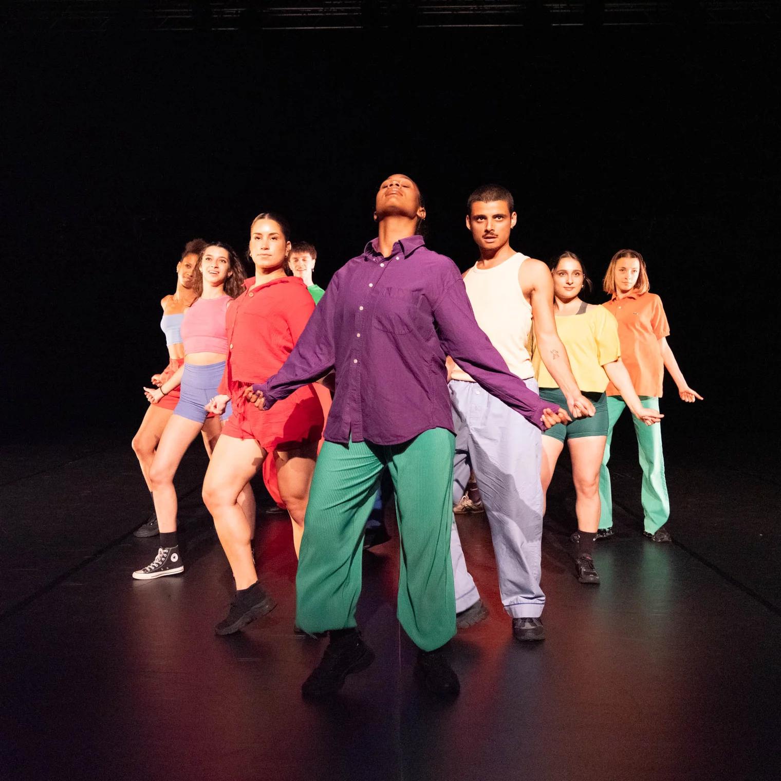 le CFC danse sur scène lors d'un spectacle