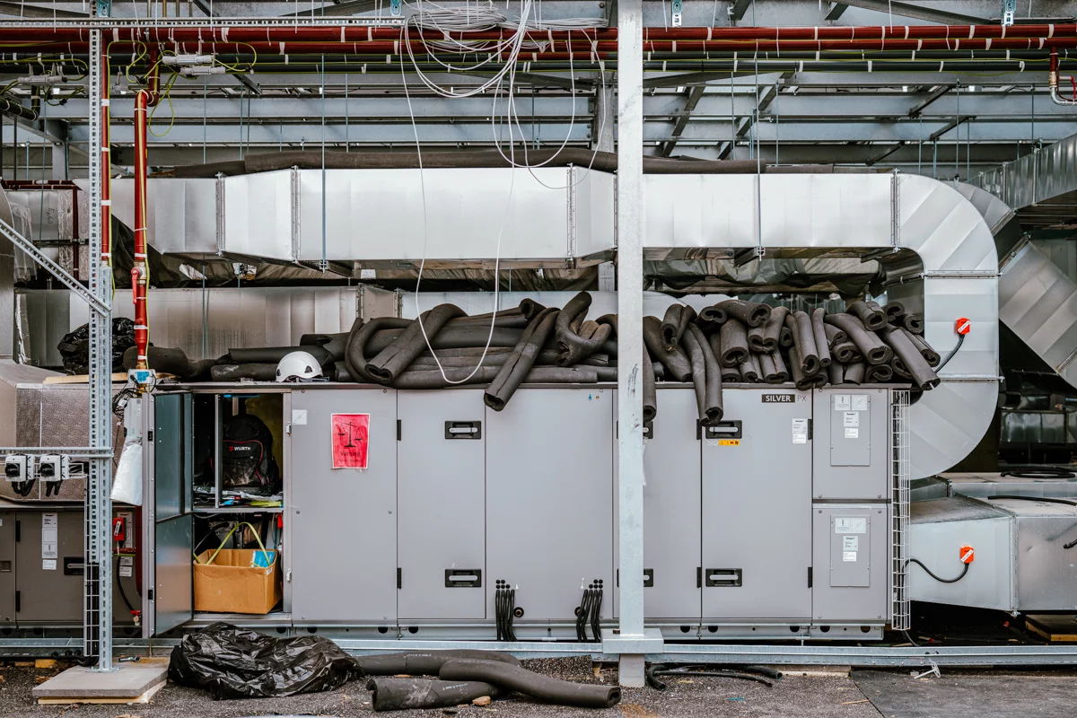 Machine qui se trouve sur le toit du bâtiment